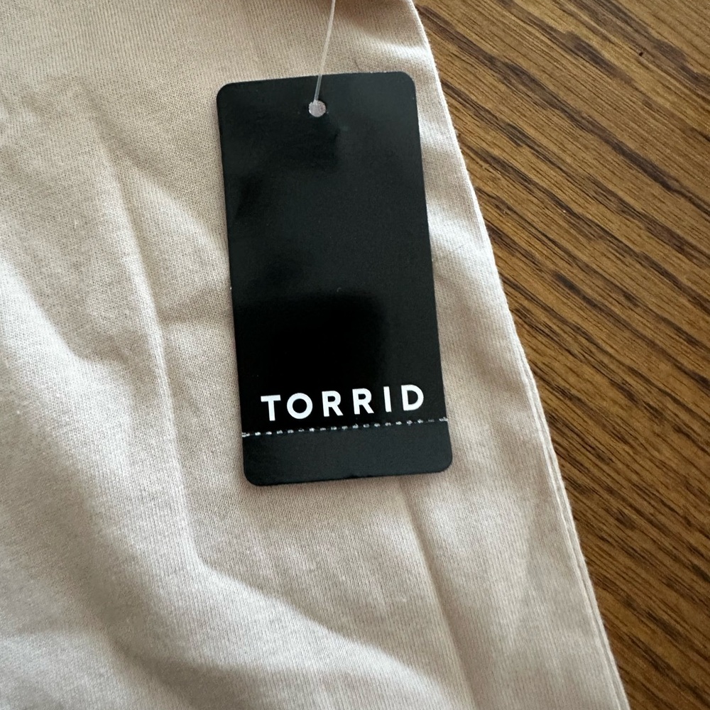 Torrid Tan Foo Fighters Graphic Tee NWT 4/4X/26 - Picture 3 of 7
